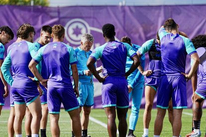 Entrenamiento del Real Valladolid, con Escribá en el medio entre varios jugadores.