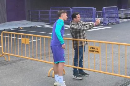 Chuki se hace la foto junto al aficionado.