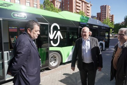 Gutiérrez Alberca, Carnero y Cabanillas durante la presentación de los tren nuevos autobuses.