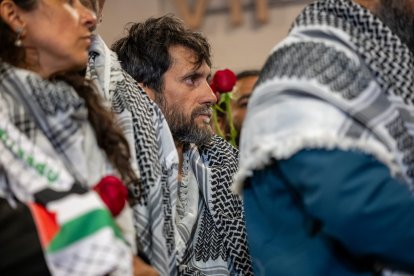 Salim Malla. junto a otros miembros de la flotilla, tras ser liberado por Israel.