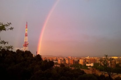 Un arcoíris sobre el skyline de Valladolid desde el Cerro de las Contiendas, uno de los miradores más espectaculares de la ciudad.