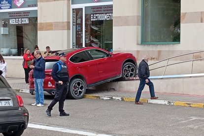 Imagen del coche estampado contra el escaparate