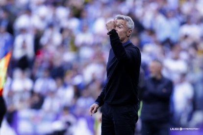 Fran Escribá da instrucciones a sus jugadores durante el último duelo en Zorrilla ante el Zaragoza.