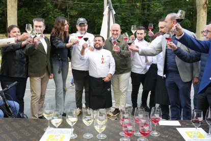 Cita gastronómica 'Vinos + Tapas' en la Acera de Recoletos de Valladolid.