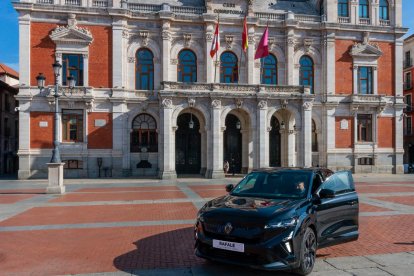 Un coche en la plaza Mayor de Valladolid.