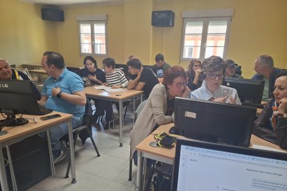 Una de las reuniones de los voluntarios de la Asociación Pedrajas Viva para asesorar a los vecinos en las alegaciones a la planta de biogás.