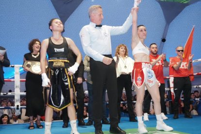 Isa Rivero, campeona del mundo en peso átomo en Valladolid ante Watcharaporn Namphon.
