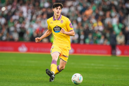 Galde da un pase ante el Racing de Santander.