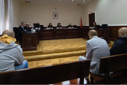 Los acusados de traer cocaína de Colombia ocupan el banquillo en la Audiencia de Valladolid el día del juicio.
El Tribunal Superior de Justicia de Castilla y León ha mantenido la condena íntegra de ocho años y medio de cárcel y multa de 1,5 millones a Julio Ángel P.A, principal encausado por la importación de cocaína desde Colombia impregnada en carbón, y ha aplicado rebajas a sus otros dos compañeros de banquillo, Gabriel M.G. y Abdelkrim M, al estimar en ambos casos parcialmente su recurso de apelación.

POLITICA CASTILLA Y LEÓN ESPAÑA EUROPA VALLADOLID JUSTICIA