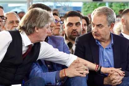 Carlos Martínez conversa con Zapatero en el acto de final de la campaña de las autonómicas en Valladolid.