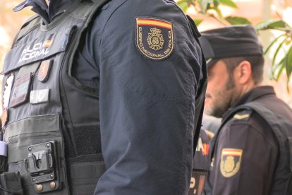 Dos agentes de la Policía Nacional en una imagen de archivo