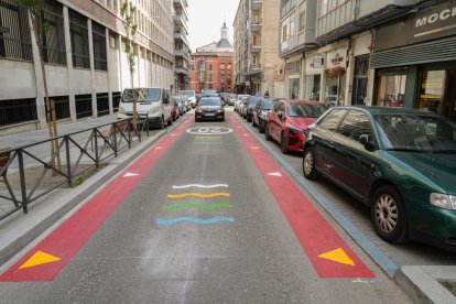 Calzada en la calle Felipe II pintada con líneas de colores