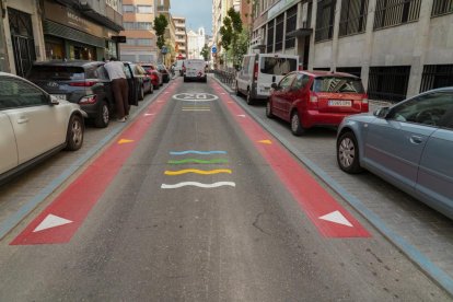 Calzada en la calle Felipe II pintada con líneas de colores