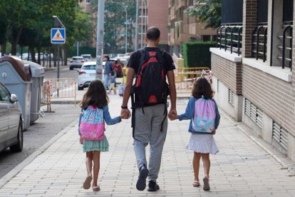 Escolares de la mano de su progenitor, en una imagen de archivo.