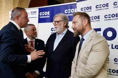Imagen del presidente de CEOE Castilla y León, Santiago Aparicio; el presidente de CEOE Valladolid, Carlos Magdaleno, y el alcalde de Mayorga, David de la Viuda, entre otros.