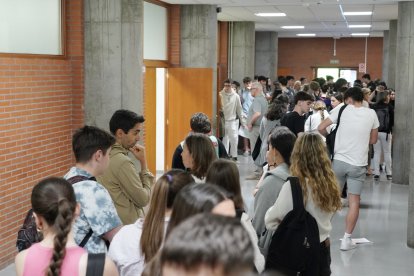 Estudiantes esperando a entrar para realizar las pruebas de la EBAU