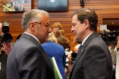 Carlos Pollán y Alfonso Fernández Mañueco se saludan en el Pleno de Constitución de las Cortes. ICAL
