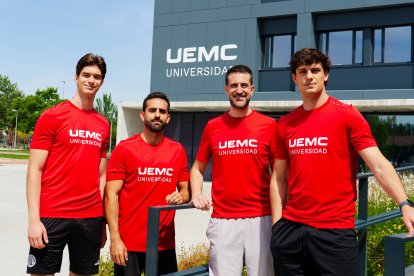 Barrio y jugadores del CBCV, en la UEMC.