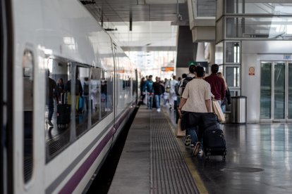 Pasajeros se suben a un tren AVE en una imagen de archivo.