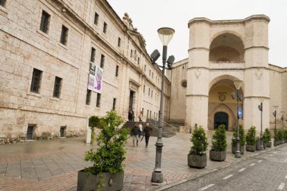 La Iglesia de San Benito el Real de Valladolid conserva en su pórtico uno de los vestigios históricos más sorprendentes de la ocupación napoleónica.