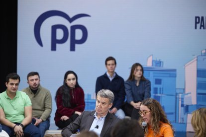 Alberto Núñez Feijóo durante una reunión con representantes de asociaciones juveniles, en una imagen de archivo.