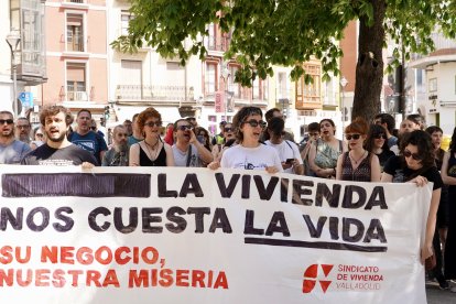 El Sindicato de Vivienda de Valladolid convoca una concentración bajo el lema ‘La vivienda nos cuesta la vida’ frente a la crisis habitacional.