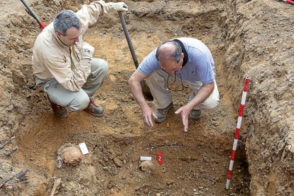 Participantes en la exhumación de una de las fosas comunes del cementerio de El Carmen en 2016.