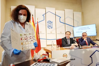 Demostración del servicio Sistema Personalizado de Dosificación, que forma parte del nuevo convenio de colaboración entre la Diputación y el Colegio de Farmacéuticos de Valladolid