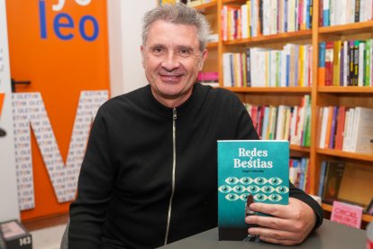 Ángel Vallecillo con su libro 'Redes y Bestias'.