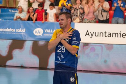 Miguel Camino, visiblemente emocionado, muestra su agradecimiento a la afición del Recoletas.