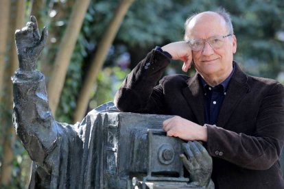 Gustavo Martín Garzo junto a la estatua del fotógrafo en el Campo Grande de Valladolid.