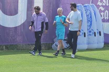 Orta, Escribá y Solares conversan en un entrenamiento.