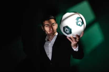 Chuki posa con el balón oficial del club.