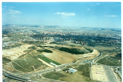 Panorámica en 1997 de Villa del Prado y de Las Contiendas, a ambos lados de la calle Padre José Acosta; y la actual Real de la Feria a la derecha. Abajo, ronda Oeste