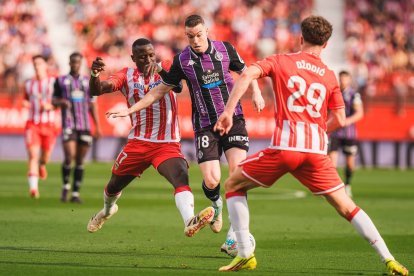 Clerc intenta eludir a Lopy y Dzodic durante el reciente partido de Almería.