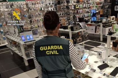 Archivo - Imagen de un agente de la Guardia Civil en el establecimiento.