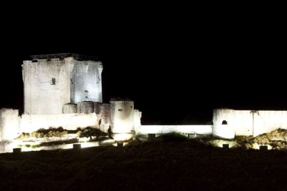 La iluminación nocturna realza la silueta del Castillo de Íscar, uno de los grandes símbolos patrimoniales de Valladolid.