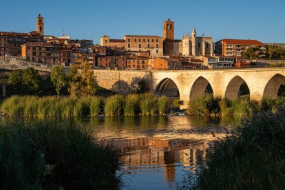 Tordesillas, la histórica villa vallisoletana donde España y Portugal firmaron en 1494 el tratado que redefinió el reparto del Atlántico y marcó el futuro de América.