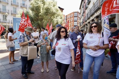 CCOO y UGT se manifiestan para exigir soluciones a los problemas de la vivienda.