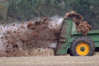 Un tractor echa fertilizantes en una explotación agraria .