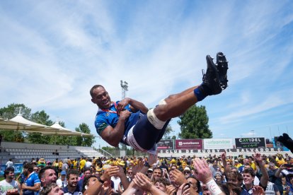 El capitán del VRAC Quesos Entrepinares Kalokalo Gavidi es manteado por sus compañeros tras su último servicio al club con un nuevo título de Liga.