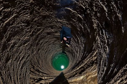 Vista del espectacular pozo del castillo de Portillo, una construcción medieval de más de 30 metros de profundidad que sigue fascinando por su perfección arquitectónica.