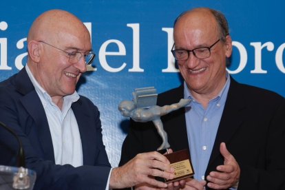 El alcalde, Jesús Julio Carnero y el escritor Gustavo Martín Gazo en la clausura de la Feria del Libro.