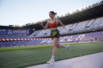 Una de las participantes de la Herbalife Nigut Run en su última vuelta al estadio Zorrilla.