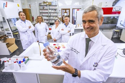 David Rodríguez Lázaro, con el equipo que aplica el sistema de vigilancia epidemiológica basado en el análisis de aguas residuales.