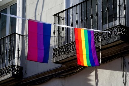 Un balcón con la bandera arcoiris