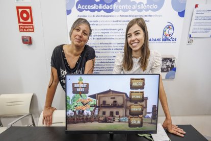 Mirian Santamaría e Irene Romero, junto a uno de los videojuegos accesibles.