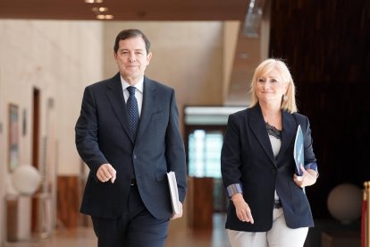 Alfonso Fernández Mañueco y Leticia García a su llegada al hemiciclo para el debate de investidura.