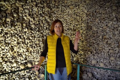 El osario de Wamba, dentro de la iglesia de Santa María, conserva miles de restos humanos y figura entre los espacios funerarios más impactantes de España.
