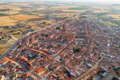 Las dos conocidas como ‘giraldas de Castilla’ elevan el perfil monumental de Alaejos sobre el paisaje de la meseta vallisoletana.